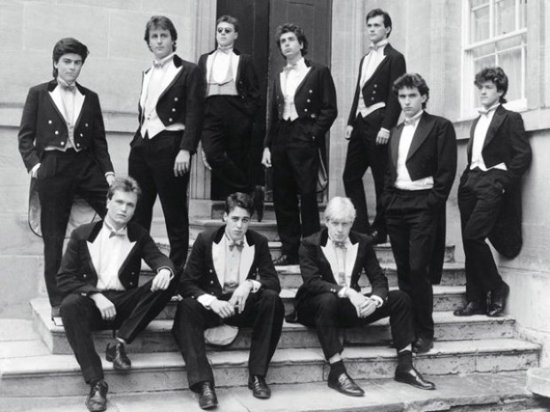 Булингдон клуб у Оксфорду 1987: Борис Џонсон (седи, први сдесна): Џемс Камерон (стоји, други слева)