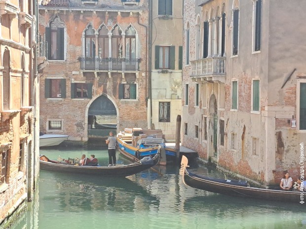 Vožnja gondolom po kanalima Venecije