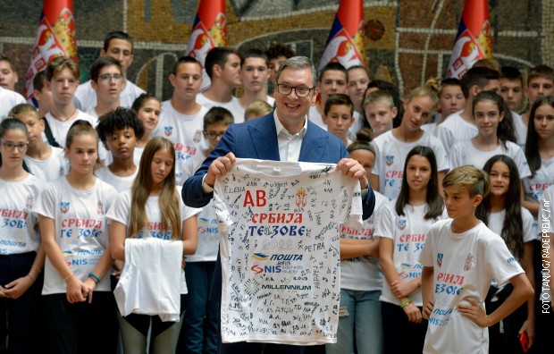 vucic%20deca.jpg
