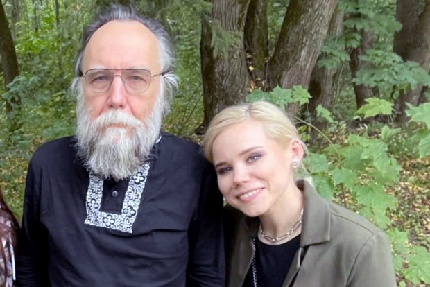Aleksandar Dugin sa ćerkom Darjom, koja je ubijena u atentatu 20. avgusta 2022. 
