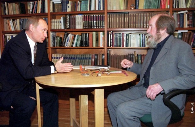 Vladimir Putin i Aleksandar Soženjicin 2000. godine Vladimir Putin i Aleksandar Soženjicin 2000. godine