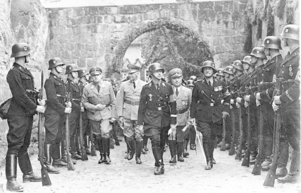 Himlerova smotra SS jedinica u katedrali u Kvedlinburgu 1936. Himlerova smotra SS jedinica u katedrali u Kvedlinburgu 1936.