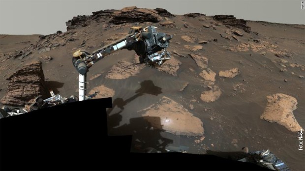Rover robotskom rukom sakuplja uzorke Rover robotskom rukom sakuplja uzorke