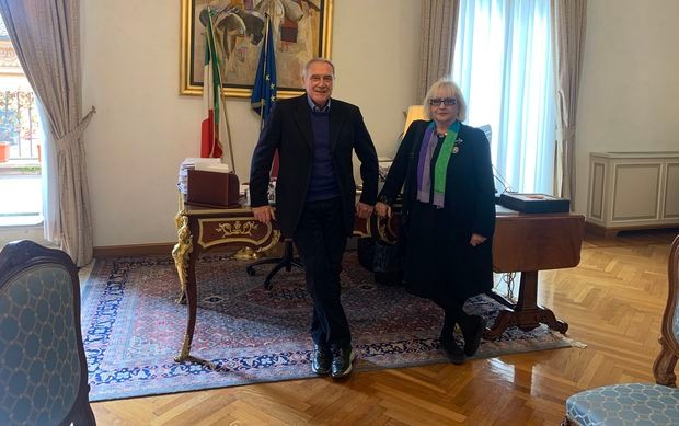 Senator Pjetro Garsa i Mira Adanja-Polak u Rimu 2022. Senator Pjetro Garsa i Mira Adanja-Polak u Rimu 2022.