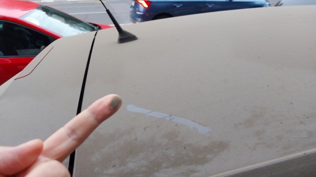 Na automobilima u centru grada prašina, garež i čađ