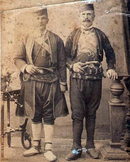 Don Pavle Marvulić, katolički sveštenik koji je ratne 1941. spasio od smrti 600 pravoslavnih žitelja s područja Zete, i njegov otac Đuro Đukvučić Don Pavle Marvulić, katolički sveštenik koji je ratne 1941. spasio od smrti 600 pravoslavnih žitelja s područja Zete, i njegov otac Đuro Đukvučić