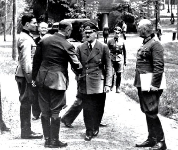 Класу фон Штауфенбер (стоји, лево), Адолф Хитлер и Ханс Кајтел
