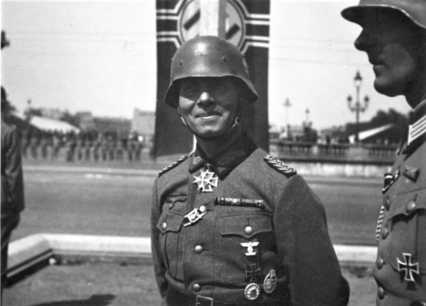 Ромел на паради у Паризу 1940.