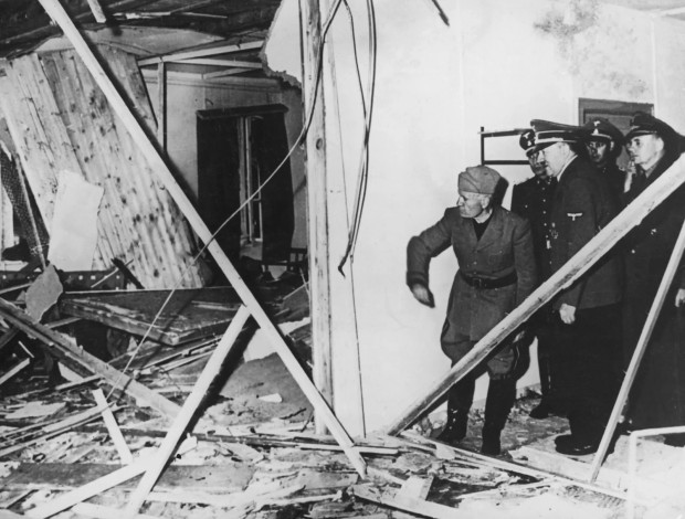 Хитлер и Мусолини у Вучјој јами код Растенбурга, након неуспелог покушаја атантата на Хитлера јула 1944.