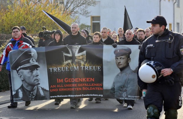 Марш немачких десничара са сликама Ервина Ромела и Манфреда фон Рихтхофена и натписом „лојалност за лојалност“ у Ремагену, Немачка, новембра 2011.