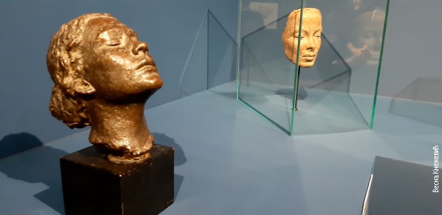 Биста Тиле Дирје, рад Хермана Халера (1917). У позадини Халерова маска коју је наручила кад јој се други муж, Паул Касирер убио 1926. године 