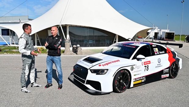 Како се вози тркачки аутомобил