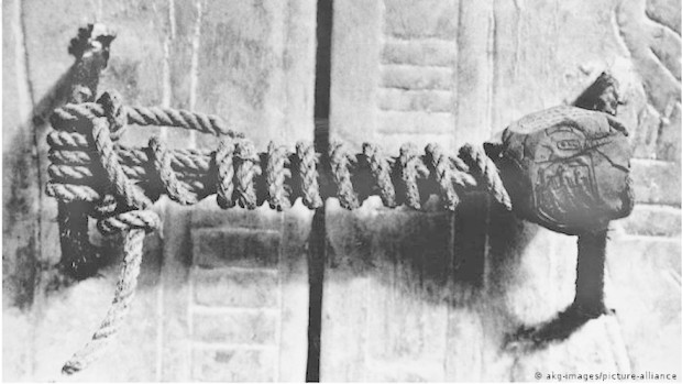 Nakon što je otvorio grobnicu, Karter je zapečatio vrata odaje konopcem