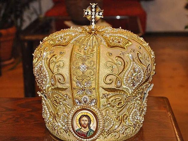 Jedna od mitri mitropolita SPC u Albaniji koja se čuva u Muzeju naroda u Debru Jedna od mitri mitropolita SPC u Albaniji koja se čuva u Muzeju naroda u Debru