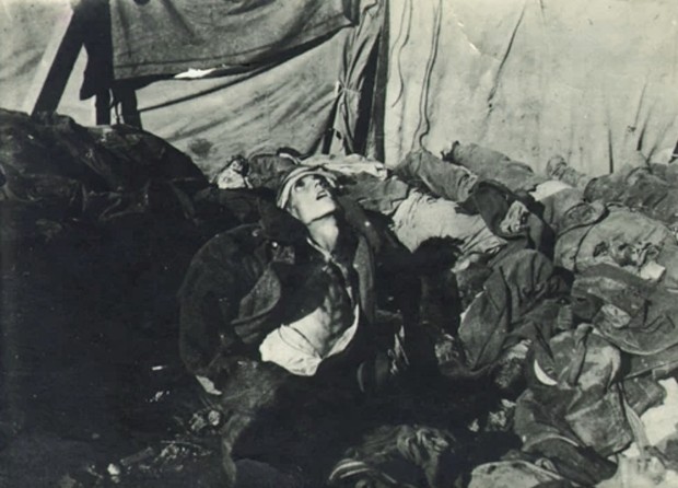 Мртав регрут на Виду пре него што ће бити положен у Плаву грабницу, фебруара 1916. (фотографија Милоја Игрутиновића)