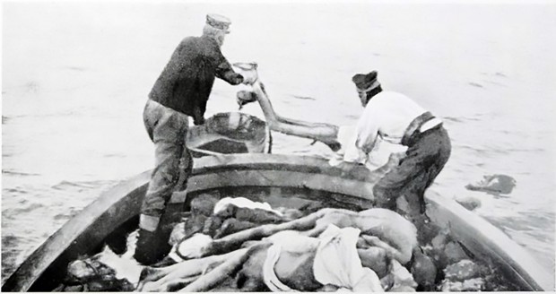 Полагање тела преминулих српских регрута у море код Вида