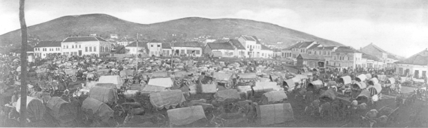 Српска војска 1915. године на тргу у Прокупљу, пред повлачење ка Косову и Албанији (фотографија Самсона Чернова)