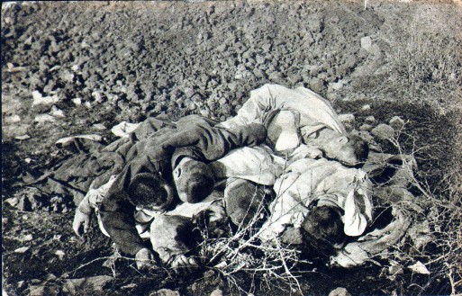 Мртви српски војници код Љеша (фотографија Риста Шуковића)