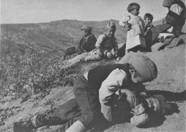 Српски дечаци у игри 1916 (фотографија Драгомира Глишића)