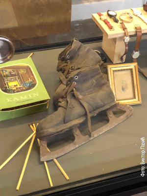 Stare klizaljke kao deo zbirke muzeja