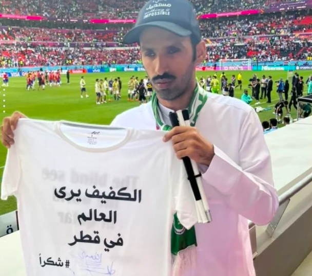 Saudijski slabovidi navijač Kajran el Hajri sa natpisom: 