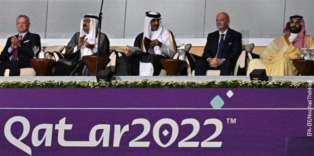 Šeik Tamim bin Hamad Al Tani, emir Katara, predsednik FIFA Đani Infantino, saudijski prestolonaslednik Mohamed bin Salman Al Saud i Abdulah II bin Al-Husein, kralj Jordana, na otvaranju Svetskog prvenstva u Kataru