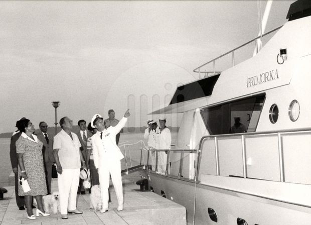 Тито и Јованка Броз поред јахте 