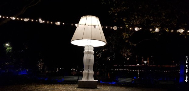 Džinovska lampa u Folkets parku