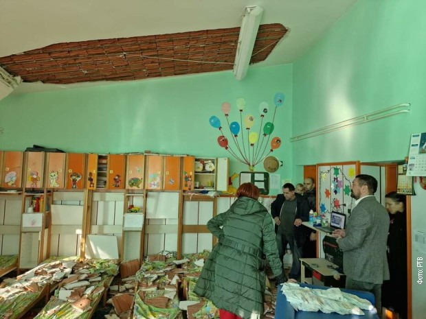 Obrušio se deo plafona u vrtiću u Inđiji, šestoro dece povređeno