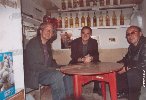 Петер Хандке, Жарко Радаковић и Златко Боцокић у Великој Хочи, април 2006. Петер Хандке, Жарко Радаковић и Златко Боцокић у Великој Хочи, април 2006.