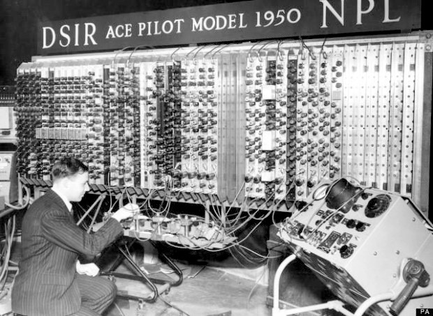 Алан Тјуринг управља аутоматском рачунарском машином (Pilot ACE / Automatic Computing Engine), 1950. године