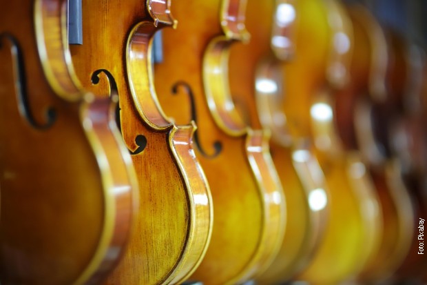 Mnogi poznati virtuozi, ali i talentovani početnici, dobijaju priliku da koriste vredne instrumente putem pozajmice.