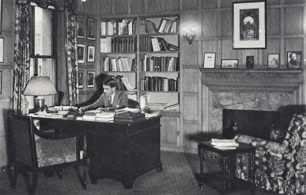 Хамилтон Фиш Армстронг у канцеларији Савета за спољне односе у Њујорку (иза њега, на камину крајње десно, стоји фотографија Николаја Велимировића) Хамилтон Фиш Армстронг у канцеларији Савета за спољне односе у Њујорку (иза њега, на камину крајње десно, стоји фотографија Николаја Велимировића)