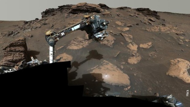 Rover robotskom rukom sakuplja uzorke