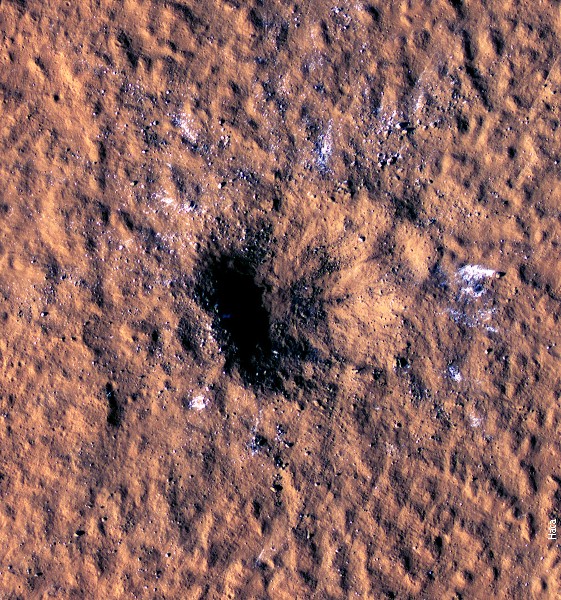 Nasin pogled na Marsov krater okružen ledom
