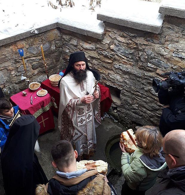 Растко тј. Иларион међу народом док свети водицу