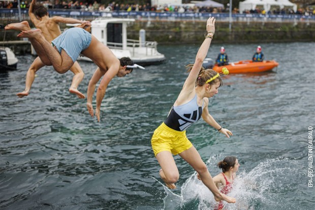 Ženevsko jezero u decembru 2022. i kupanje u vodi koja je imala temperaturu od osam stepeni Ženevsko jezero u decembru 2022. i kupanje u vodi koja je imala temperaturu od osam stepeni
