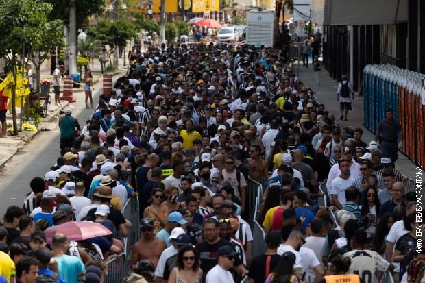 Kolona duga nekoliko kilometara čeka da uđe na stadion