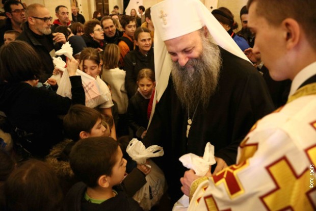 Patrijarh Porfirije podelio božićne paketiće najmlađima u Hramu Svetog Save