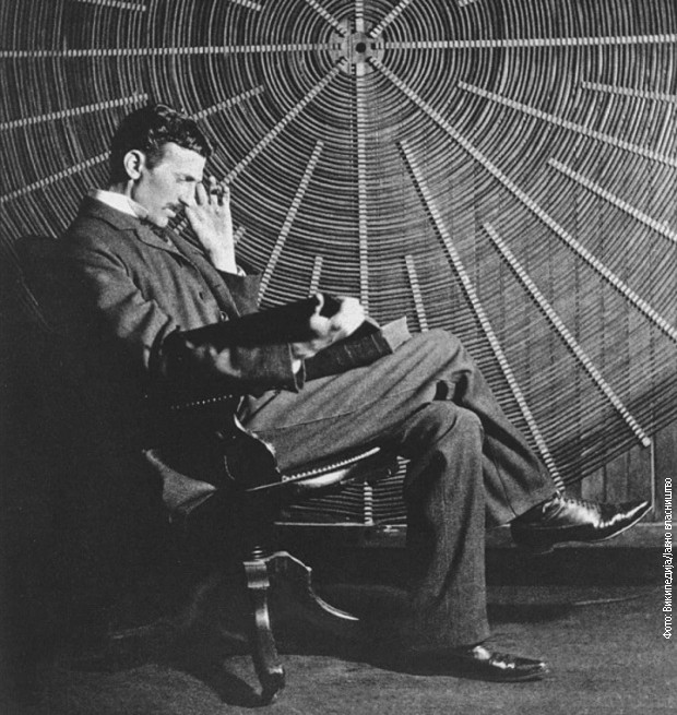 Nikola Tesla čita knjigu Ruđera Boškovića „Teorija prirodne filozofije“