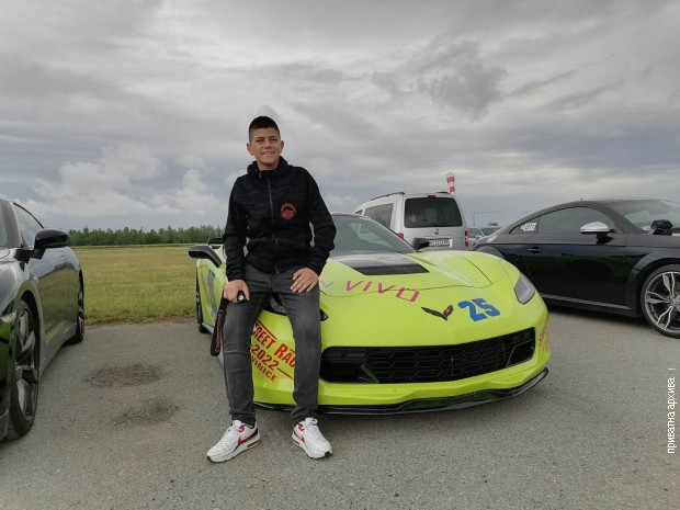 Nikola Jovanović i automobil Nikola Jovanović i automobil