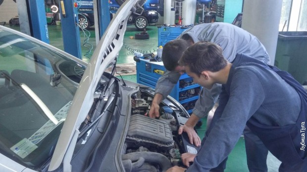 Učenici na praksi u auto-servisu Učenici na praksi u auto-servisu