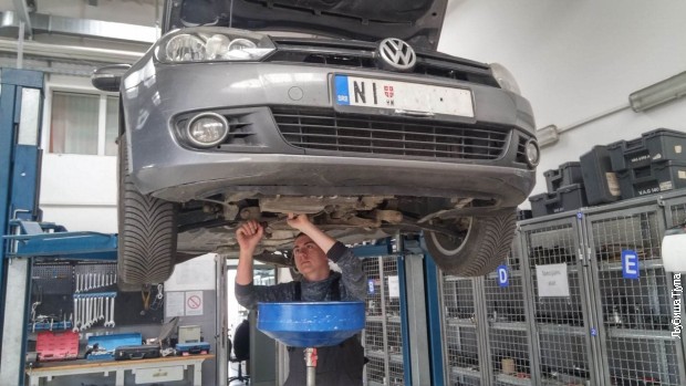 Učenik na praksi u auto-servisu Učenik na praksi u auto-servisu