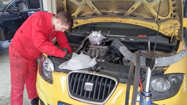 Učenik na praksi u auto-servisu Učenik na praksi u auto-servisu
