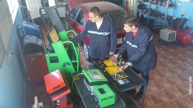 Učenici u auto-radionici Učenici u auto-radionici