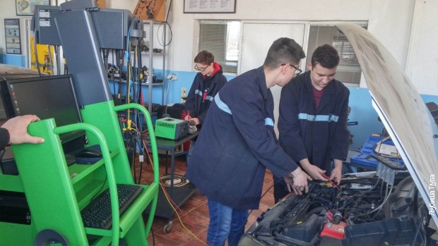 Učenici u auto-radionici Učenici u auto-radionici