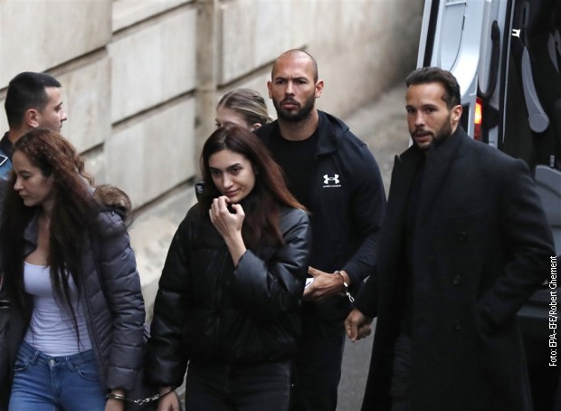 Endrju Tejt i njegov brat Tristan ispred Apelacionog suda u Bukureštu