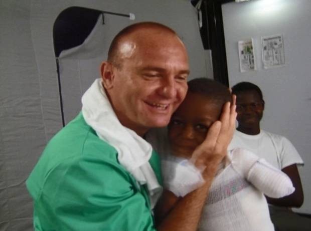 Др Бошко Милев и дечак Хасан