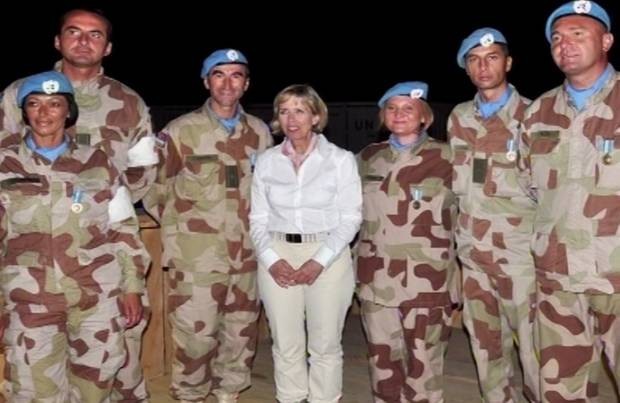 Чланови хируршког тима Војске Србије и министарка одбране Норвешке Ан Ерихсен