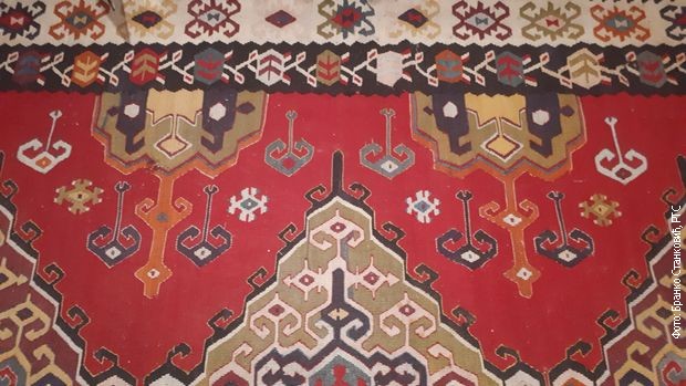 Астрономски календар исписан на пиротском ћилиму